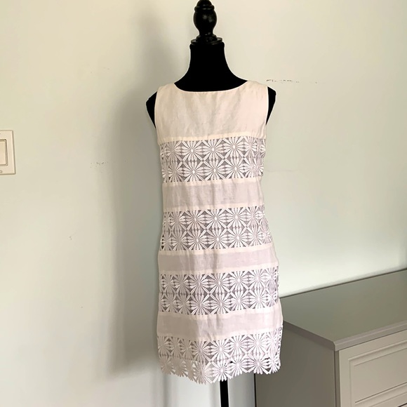 WHITE LINEN SLEEVELESS SHIFT SUMMER DRESS / DAISY MOTIF / LINED / VINTAGE / 2 - Picture 1 of 9